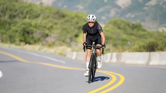 Ciclista circulando por la carretera