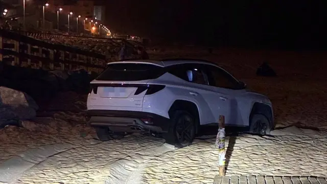 SUV atrapado en la playa de Matalascañas (Huelva)