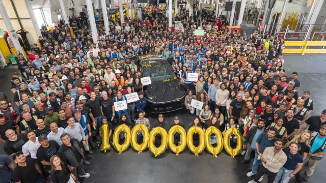 Celebración de los trabajadores de Tesla por el coche número 10.000.000