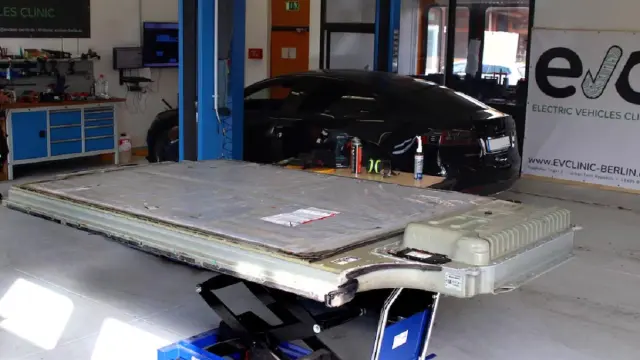 Una batería del Tesla Model S dentro del taller de EV Clinic.