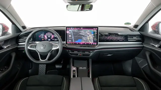 Un cockpit con acabados de calidad, y bien equipado. Manejo multimedia algo engorroso.