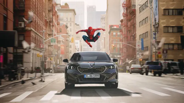 Uno de los carteles de promoción de Spiderman junto a un BMW.