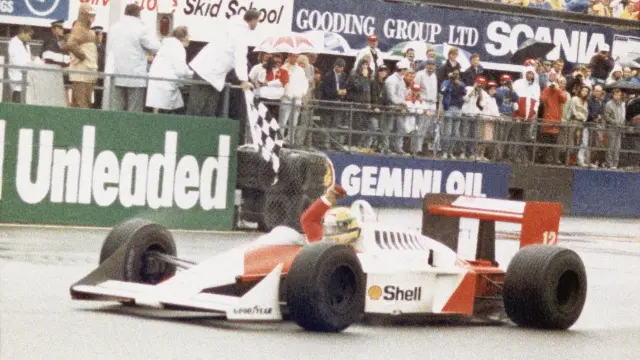 Ayrton Senna cruzando la línea de meta en el GP de Gran Bretaña