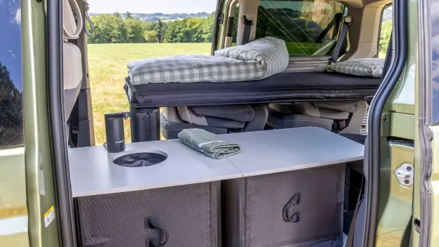 La Volkswagen California Beach estrena cocina infalible y cama flexible.