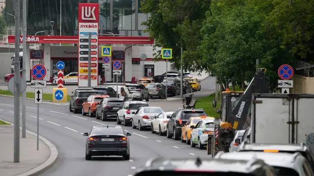 Larga cola en una gasolinera Lukoil de Moscú.