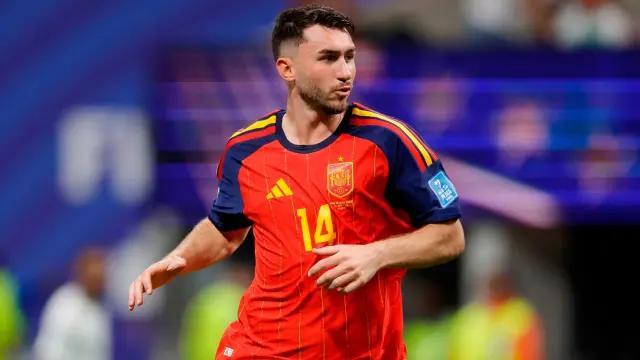 Aymeric Laporte se deja ver por Marbella con su Ferrari