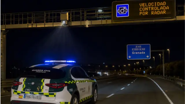 La DGT denuncia por exceso de velocidad a dos patrullas de la Guardia Civil