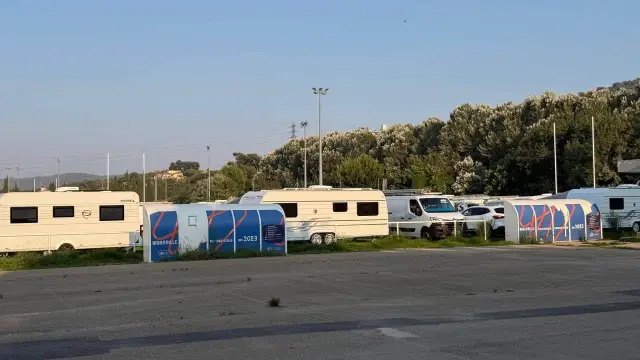 Más de 80 caravanas ocupan un campo de rugby en Francia.