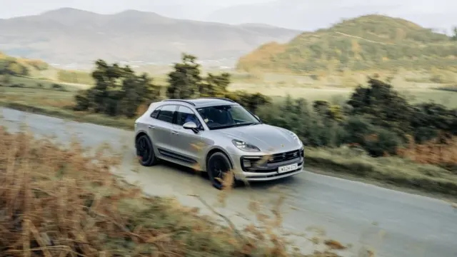 John Ferris, médico, acude a las emergencias con un Porsche Macan GTS.
