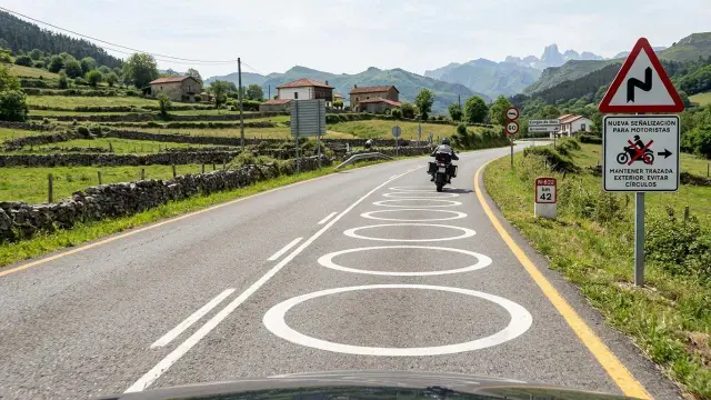 puntos blancos carretera dgt