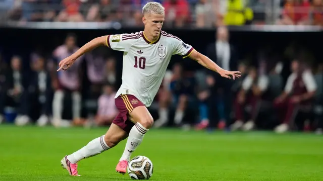 Este es el deportivo con el que Dani Olmo llega a entrenar