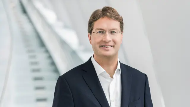 Ola Källenius opina sobre el nuevo Mercedes CLA 45 eléctrico con sonido de V8.