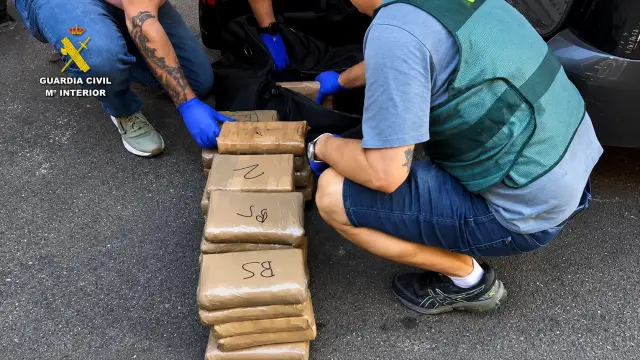 Los paquetes de cocaína interceptados por la Guardia Civil.