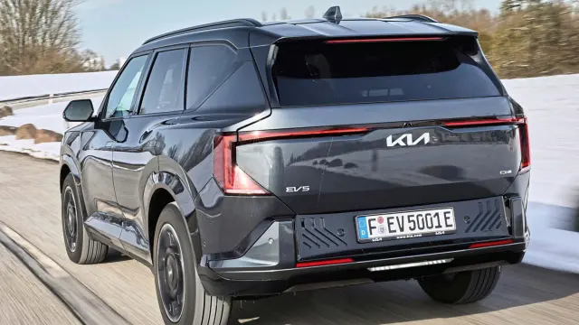 La zaga no deja lugar a dudas de la marca de este SUV,