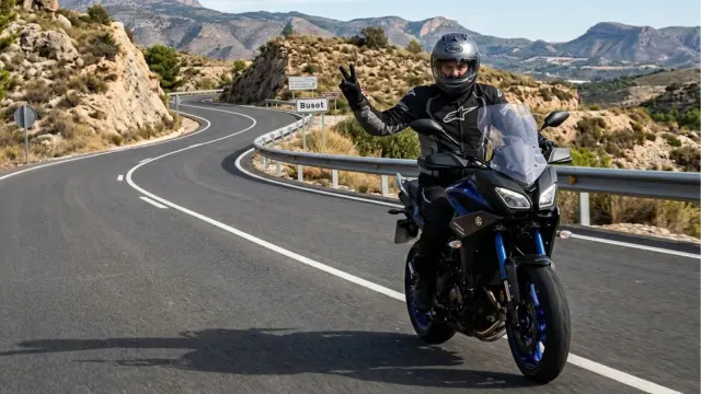 Motorista haciendo el gesto de la V