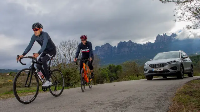 Ciclistas circulando por una carretera