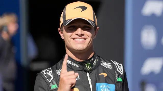 Lando Norris aparece un Ferrari histórico
