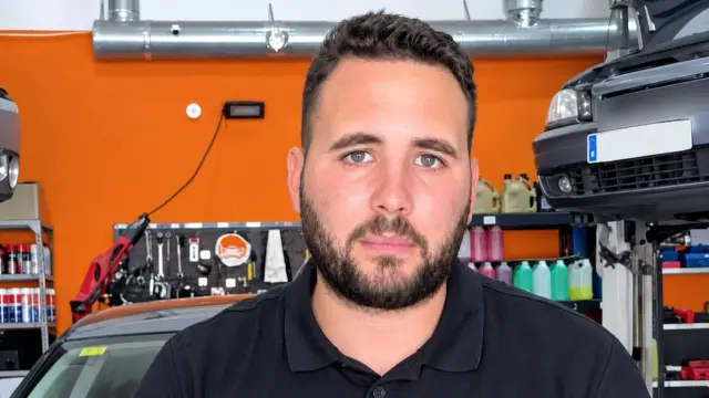 Juan José Ebenezer, mecánico, en su taller