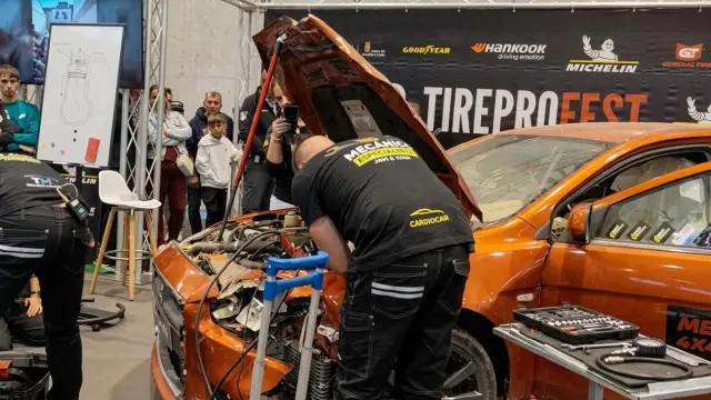 Javier Sendín e Iván Martín consiguen arrancar un Mitsubishi Lancer Ralliart inundado.