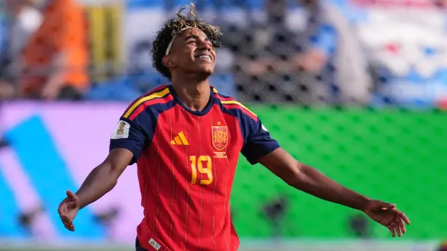 Lamine Yamal y el Ebro S900 con la selección española