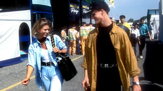 Corinna y Michael Schumacher en el paddock en 1994