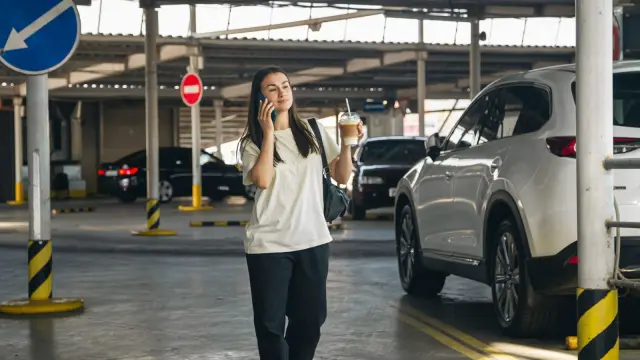 Mujer paseando por un parking
