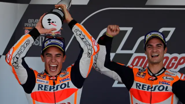 Marc Márquez celebrando en el podio junto a Dani Pedrosa