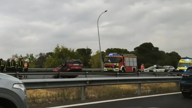 Fuerte accidente en la M40 en Madrid, el vehículo ha quedado volcado.