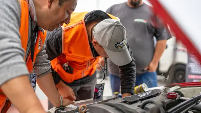Mecánicos trabajando en un vehículo