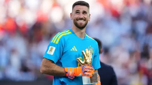 Unai Simón, sonriente, con el Guante de Oro del Mundial