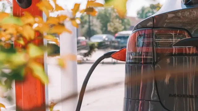 Coche eléctrico cargando