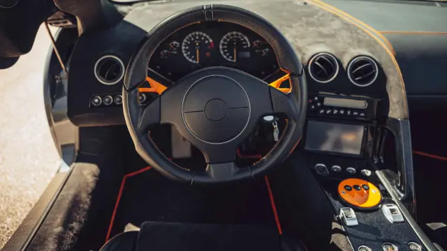 Un cockpit claro y conciso. Dirigido a la conducción pura.