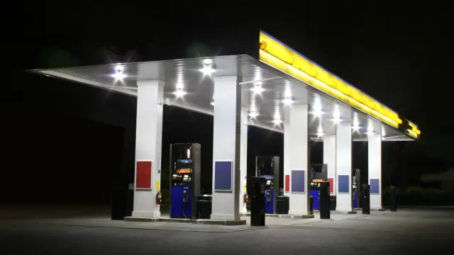 El subidón del IPC hasta el 4,9% en septiembre obliga a mantener la bonificación de 20 céntimos de la gasolina y el diésel en noviembre.