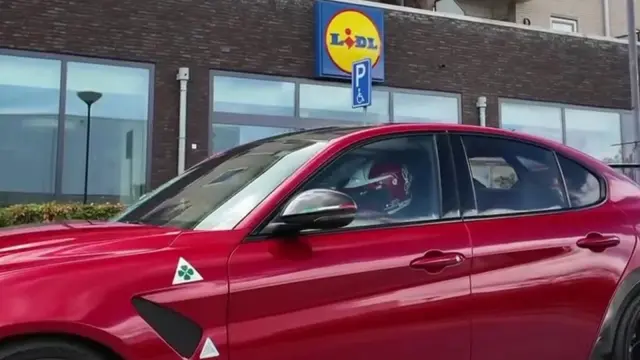 Hace la compra en el Lidl con su mono de carreras y su Alfa Romeo Giulia GTAm