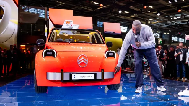 Omar Sy, Lupin, junto al Citroën 2 CV.