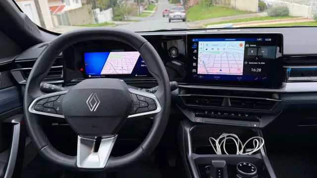 Cockpit moderno y bien ordenado, con muchos asistentes.