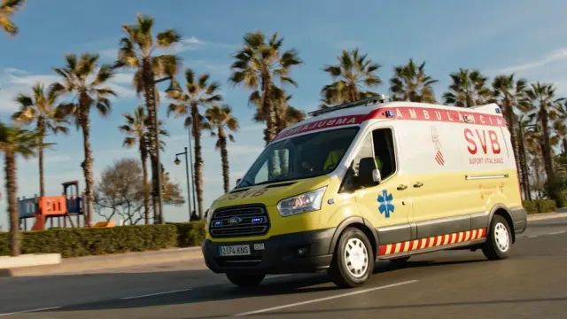 Ambulancia transcurriendo por las calles de Valencia