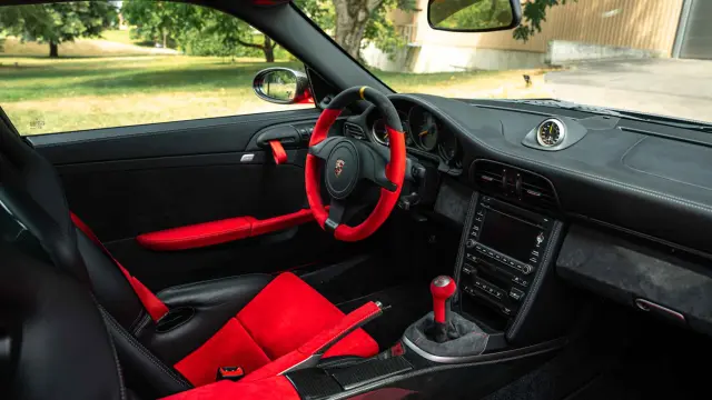 Cockpit elegante, en equipamiento de revestidos en rojo.