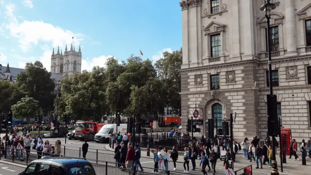 Peatones y tráfico en una calle de Londres.