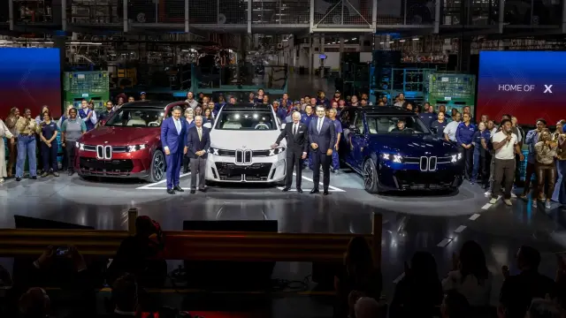 El CEO de BMW Milan Nedeljković y otros directivos en una presentación.