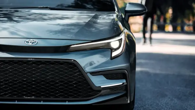 Detalle frontal del Toyota Corolla 2027.