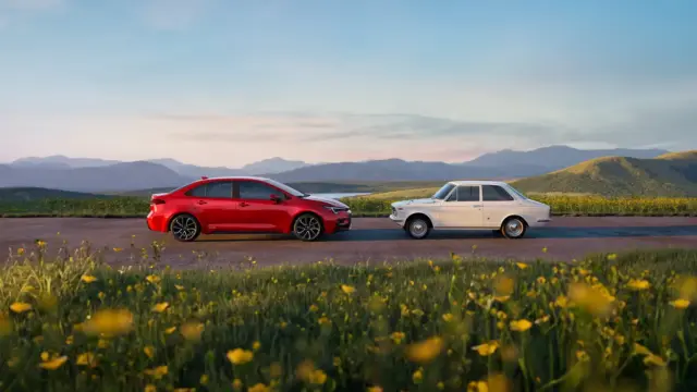 El primer Toyota Corolla frente a la versión 60 aniversario.