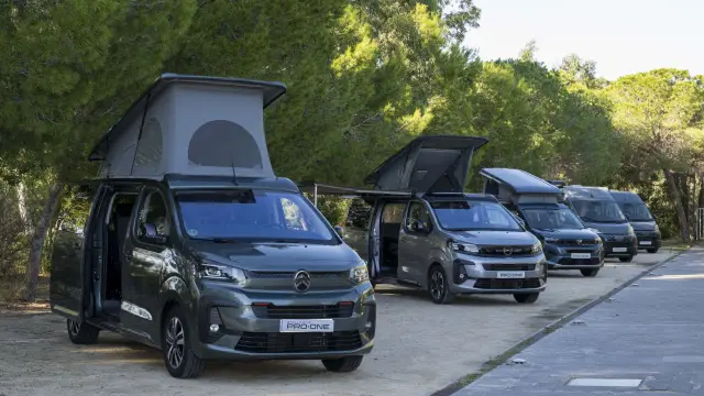 Algunas de las preparaciones sobre base de Stellantias Pro One: Citroën Holidays, Peugeot Rifter camperizado por Tinkervan, y dos gran volumen de Nomade Nation.