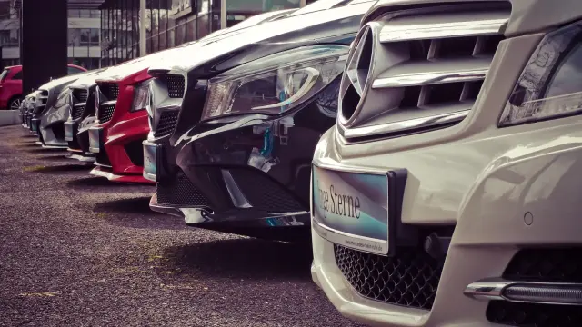 Varios Mercedes a la venta en un concesionario.