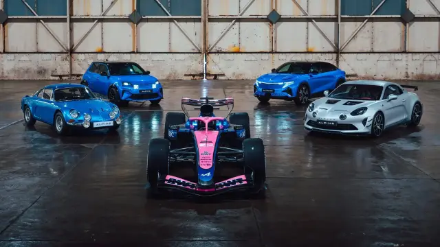 Varios modelos de coches Alpine, con el F1 en el centro.
