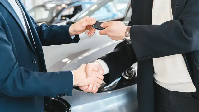 Un comprador recibe las llaves de su nuevo coche de segunda mano.