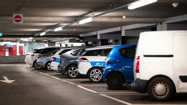 Un parking subterráneo con varios coches aparcados