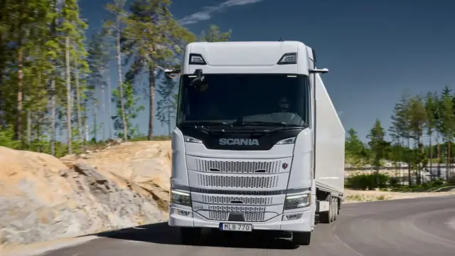 Un camión eléctrico Scania circulando por una carretera.
