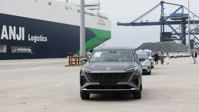 Coches de la marca MG desembarcando en el puerto de Ferrol.