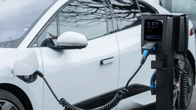 Un coche eléctrico recargándose en una estación de carga
